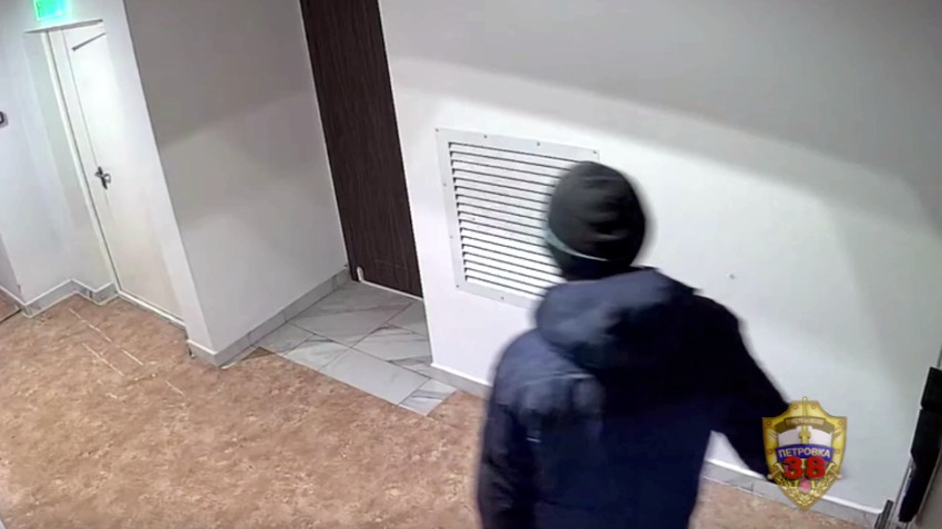 Злоумышленник проник в квартиру в центре столицы и похитил смартфон