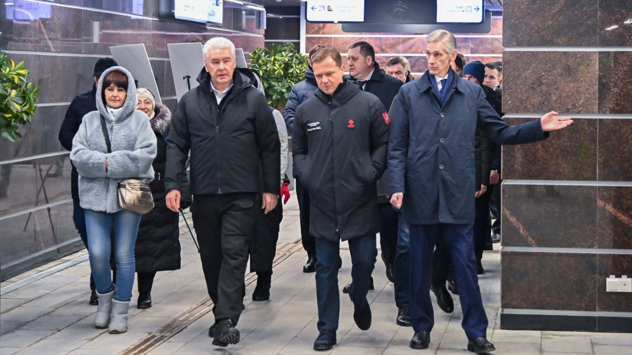 Мэр Москвы Сергей Собянин (в первом ряду второй слева) открыл южный вестибюль московского городского вокзала «Лианозово» МЦД-1 