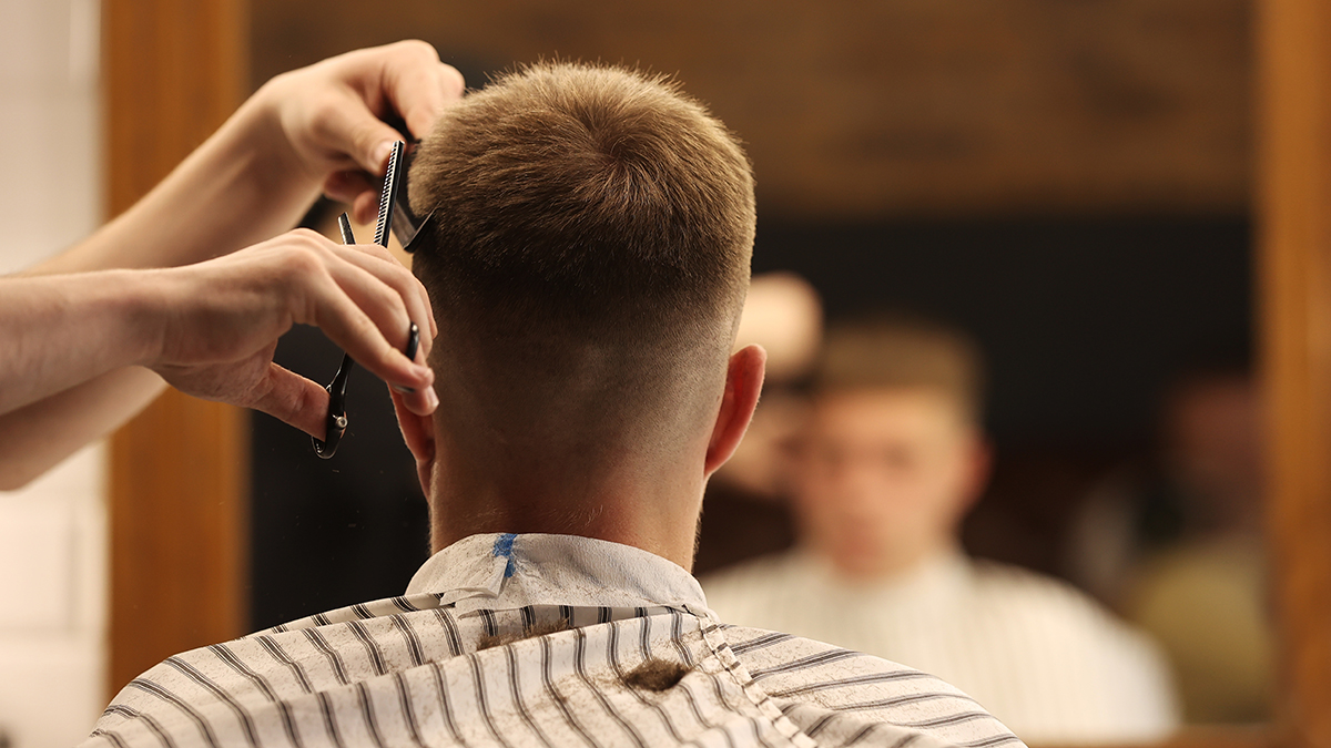 Водитель иномарки врезался в дерево в Москве и решил сменить прическу