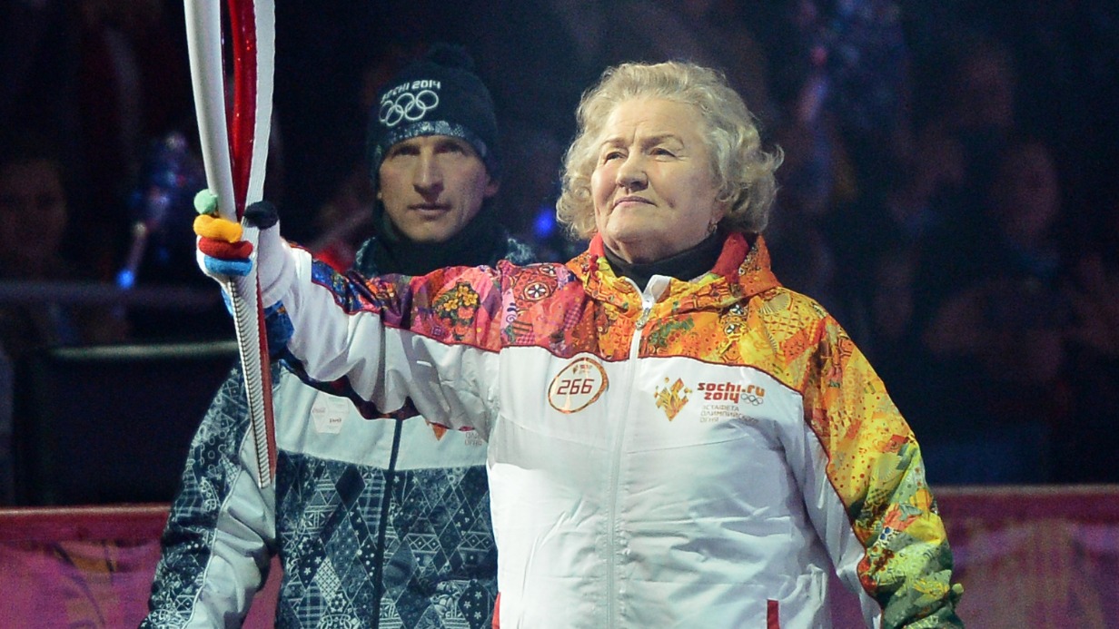 Лидия Скобликова во время эстафеты Олимпийского огня в Челябинске 