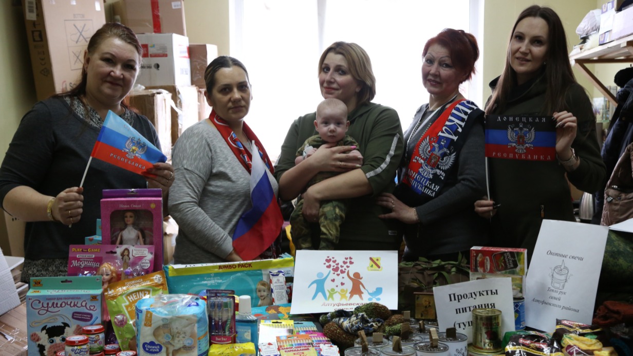 Добровольцы региональной общественной организации «Алтуфьевская семья» Елена Морозова, Екатерина Щаулова, Тамара Карпенко с трехмесячным сыном Яниславом, Елена Кузьминская, Елена Ширяева (слева направо) в пункте сбора гумпомощи