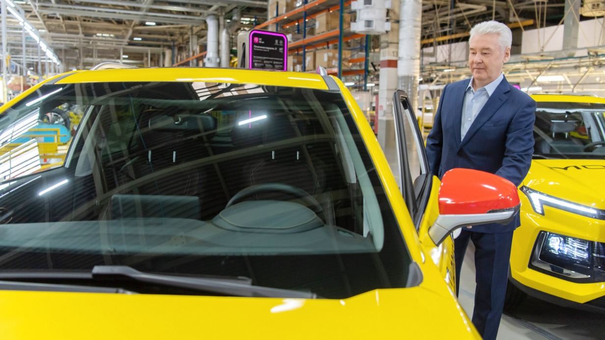 Мэр Москвы Сергей Собянин на подписании соглашения о поставках электромобилей «Москвич Зе» в городские таксопарки и систему каршеринга