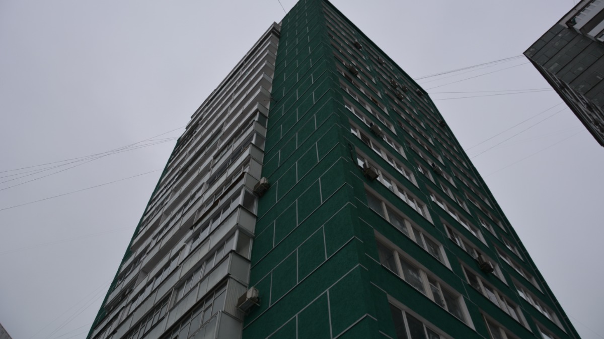 На улице Новаторов завершилось капитальное обновление дома со стеклянными балконами