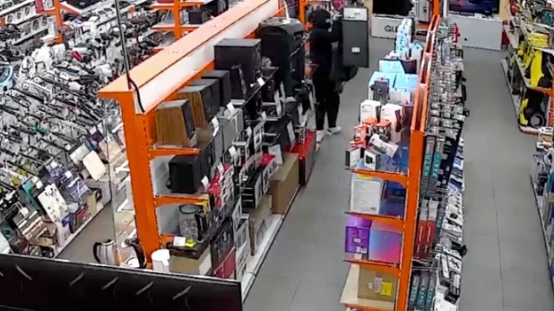 Молодой человек вынес колонку из магазина в Мытищах