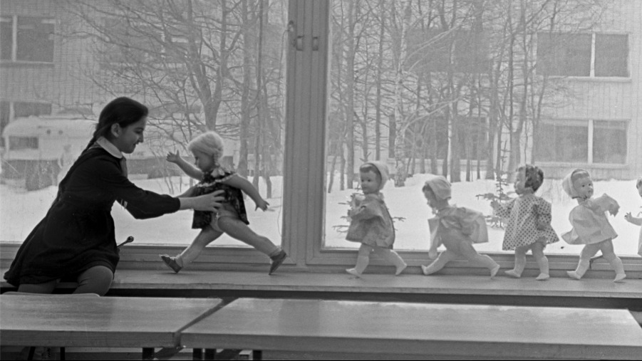 Школьница играет в куклы в Московском городском дворце пионеров на Ленинских горах 