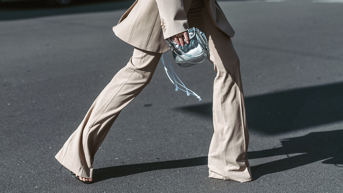 На замену скучным джинсам: самые модные брюки весны-2024