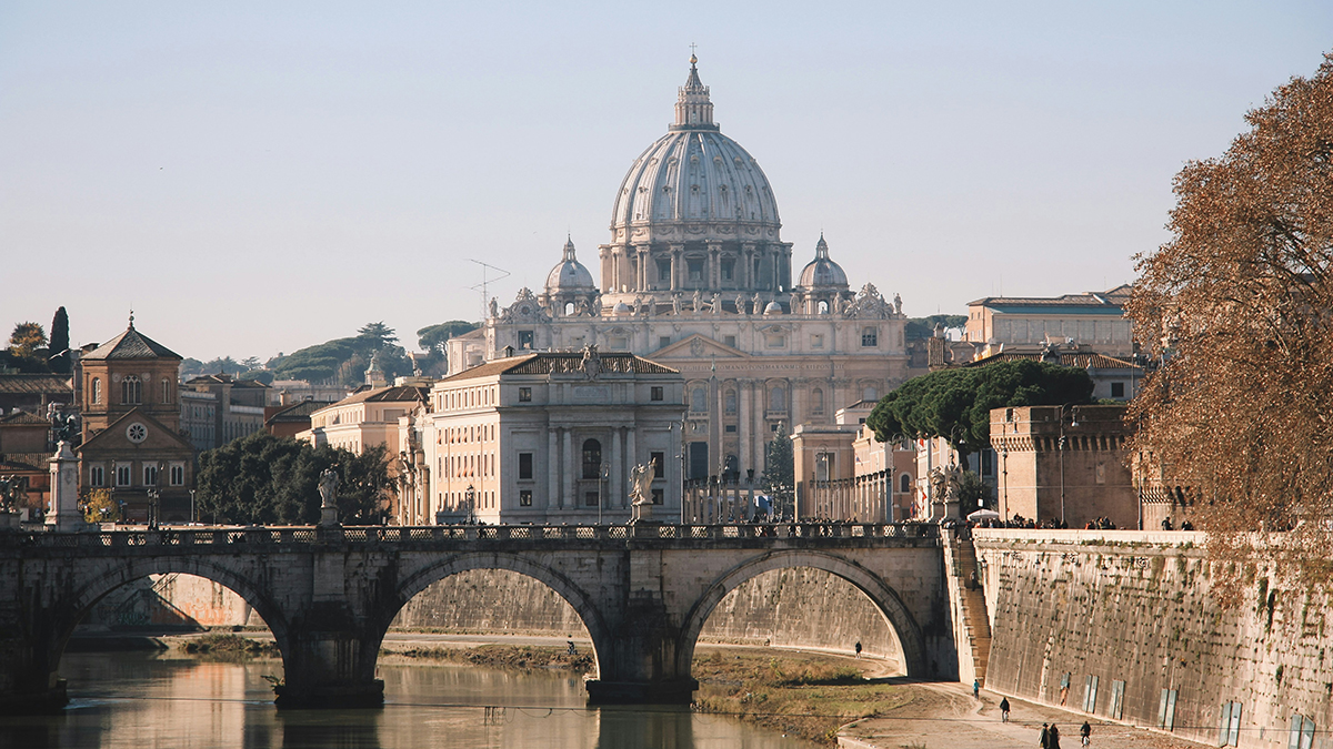 Черный дым: нового папу римского не выбрали на первом голосовании в Ватикане