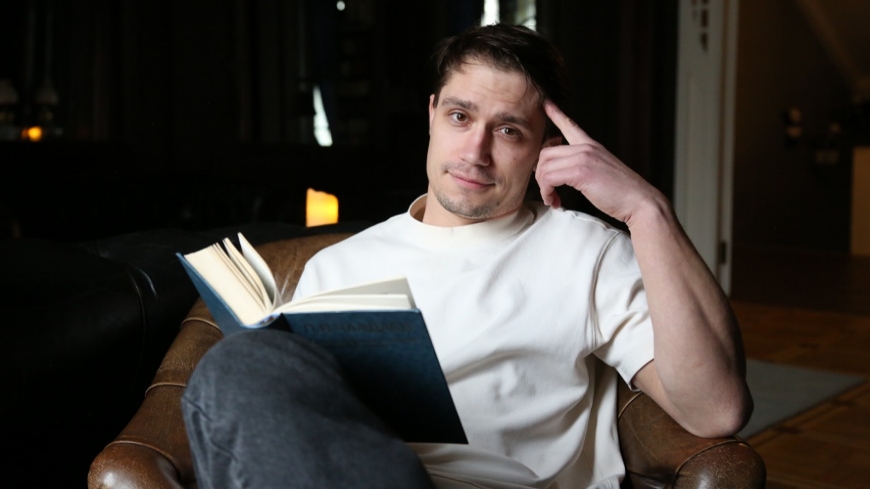 Актер Шамиль Мухамедов между репетициями в театре «Модерн».  