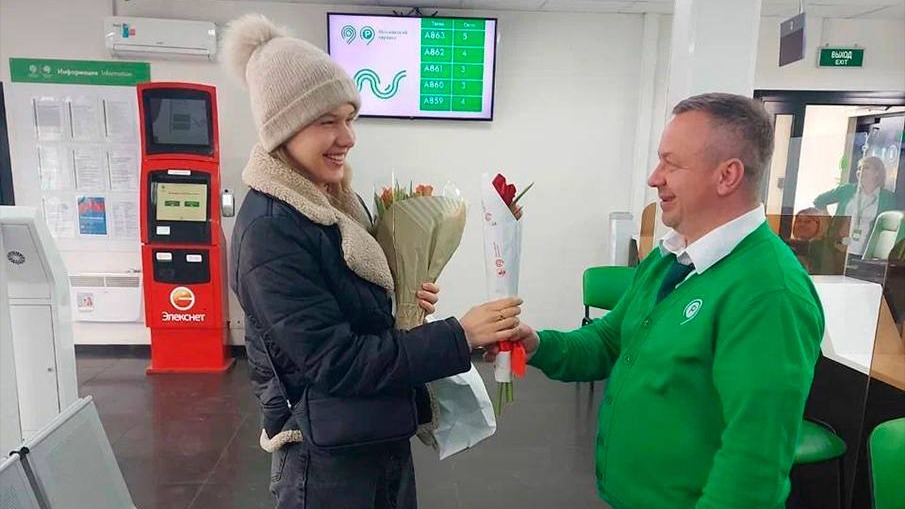 Более 25,5 тысячи цветов вручили москвичкам на объектах столичного транспорта