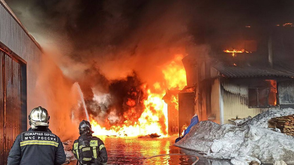 Пожар на складе в Подмосковье перекинулся на соседнее здание