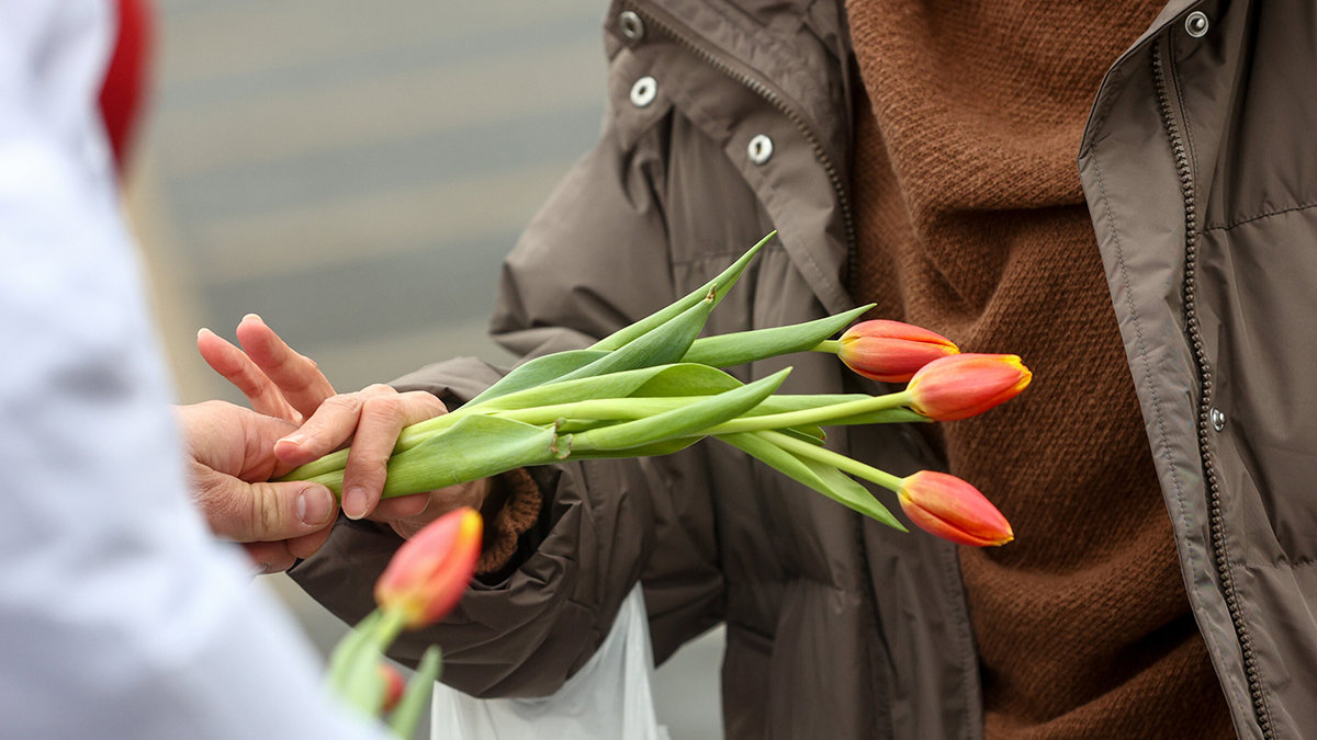 Мошенники начали отправлять россиянам цветы, чтобы красть их деньги