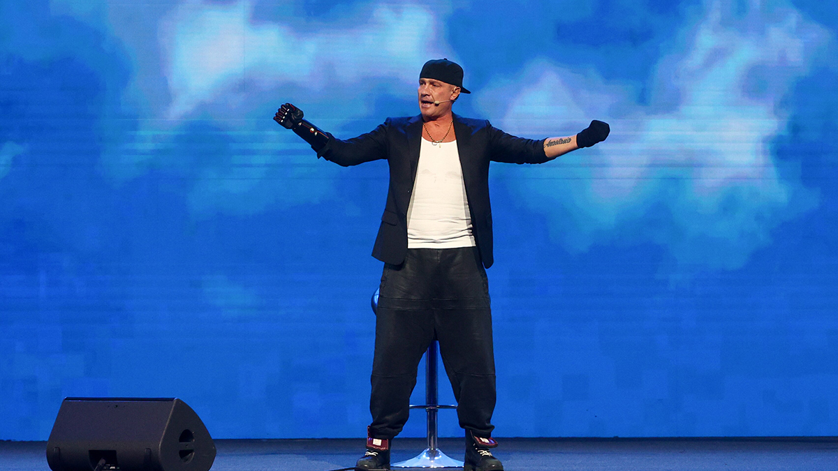 «Все хочется послать»: Костомаров с трудом смог прокатиться на льду с протезами