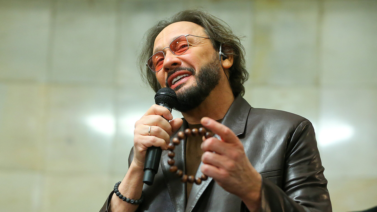 Поклонники высмеяли глубокое декольте Стаса Михайлова