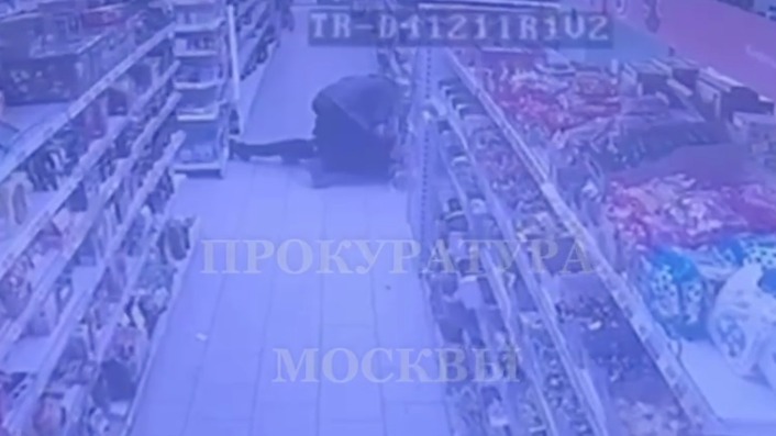 Мужчина ударил ножом в шею продавца на севере столицы. Видео