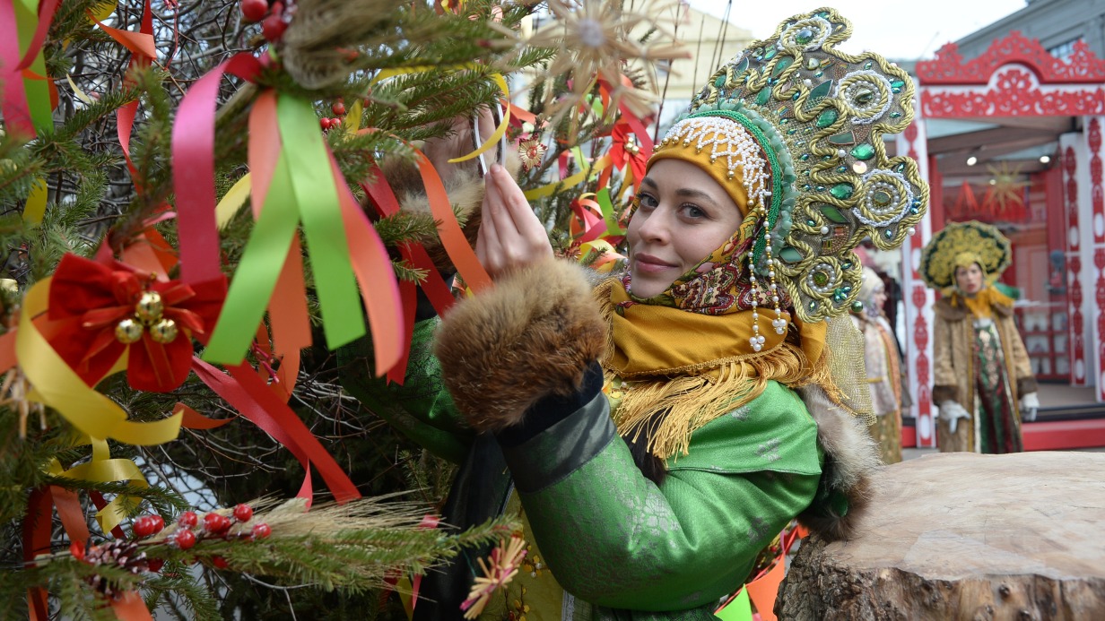Актриса кино Анжелика Давидян на площадке фестиваля «Широкая Масленица» на Кузнецком Мосту
