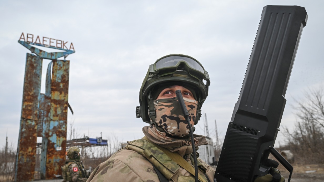 Военнослужащий Отдельной инженерной бригады Центрального военного округа в Авдеевке