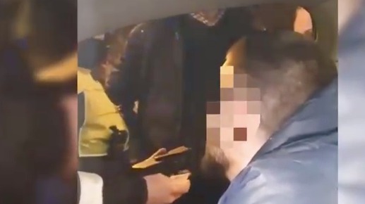 Москвич сел пьяным за руль, чтобы впечатлить спутницу