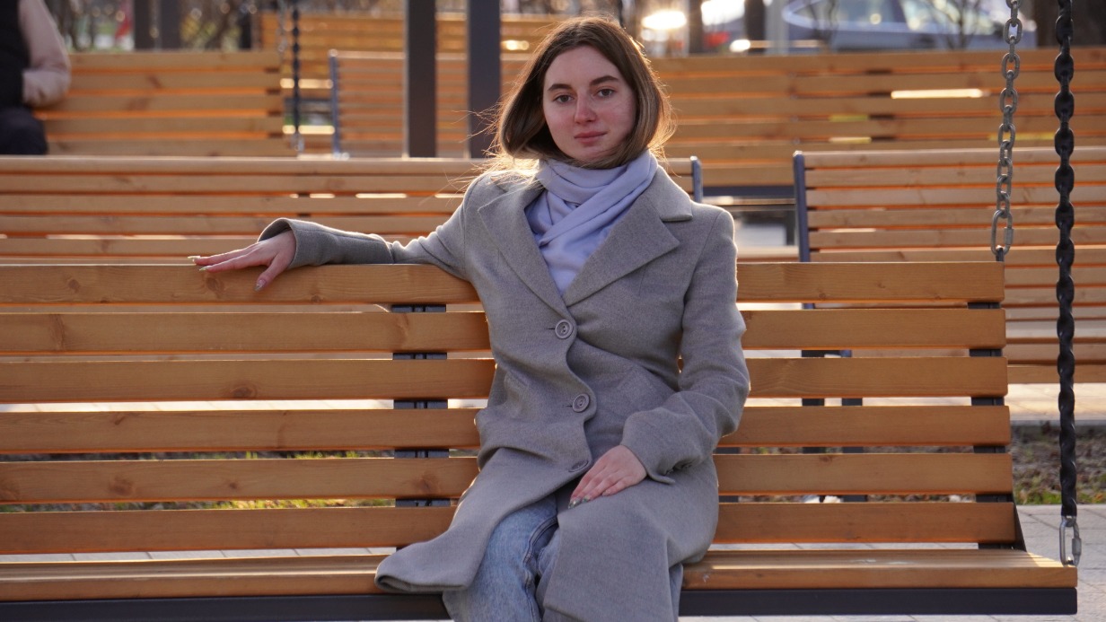 Студентка Виктория Рискина встречает весенний день на качелях Чонгарского бульвара