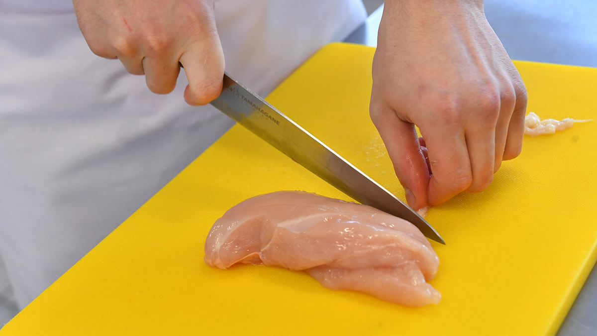 Образцы курицы из «Пятерочки» отправили на экспертизу из-за данных о сальмонелле