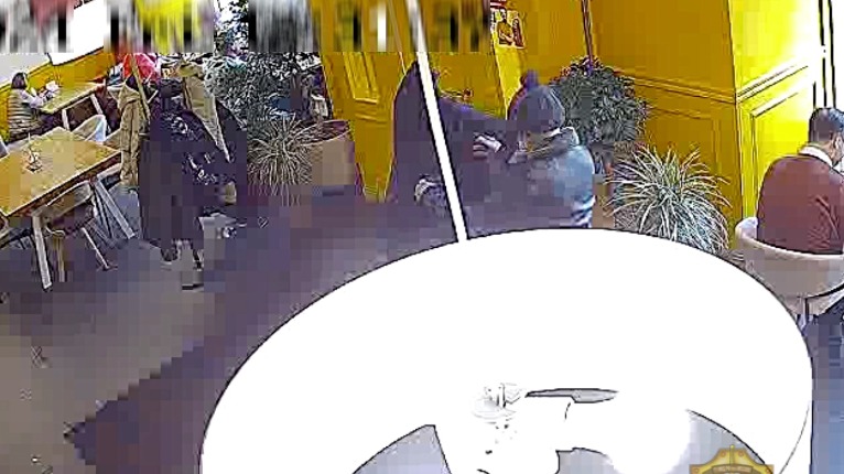 Житель столицы похитил куртку посетителя кафе в Басманном районе