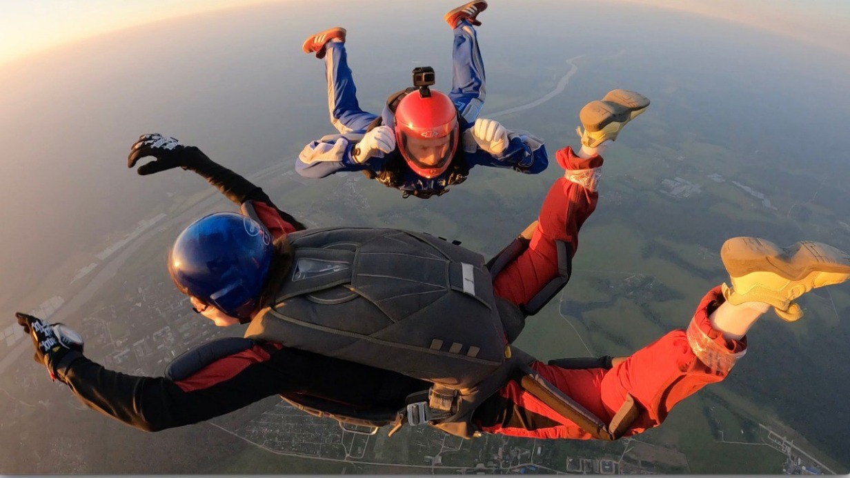 Школьница Полина Харламова (на переднем плане) и инструктор Дмитрий Демин во время одного из прыжков