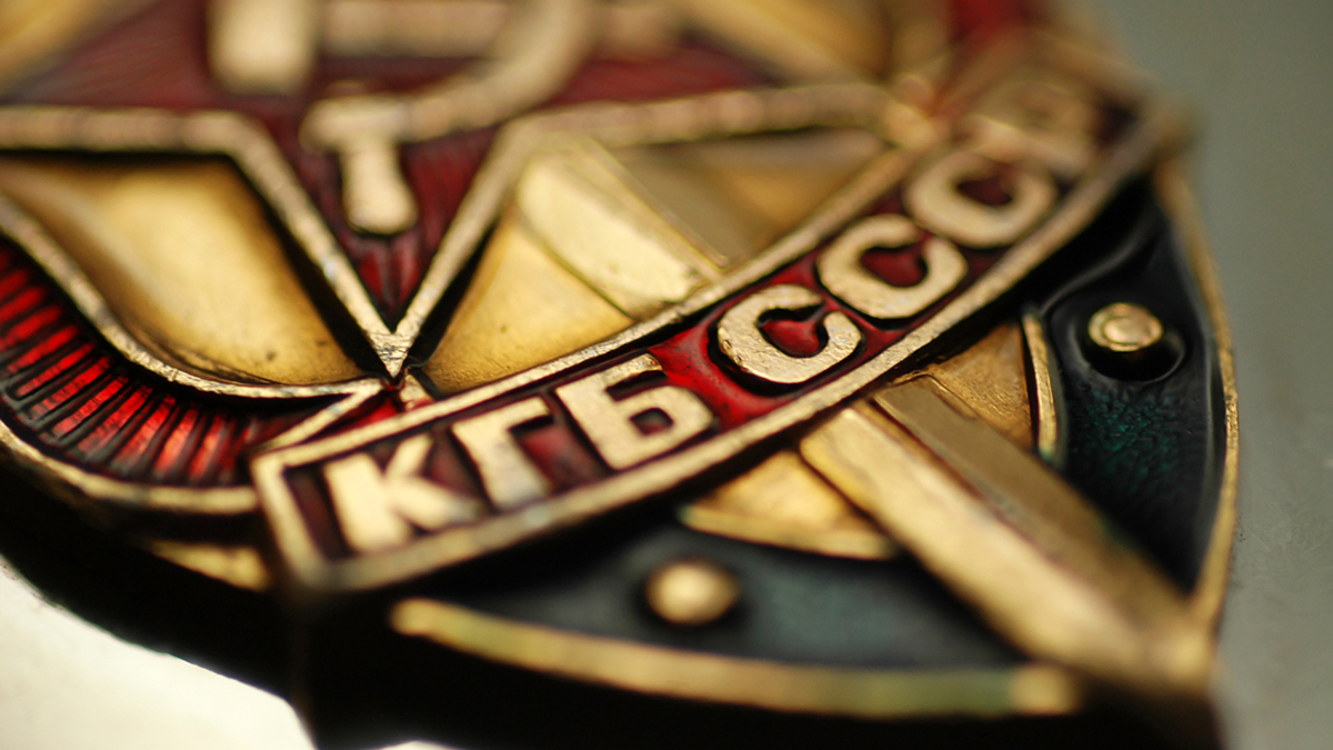 Baza: Мошенники выманили у генерала КГБ 60 миллионов рублей