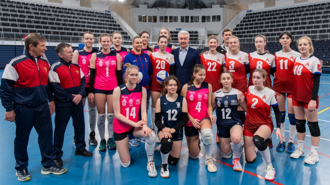 Мэр Москвы Сергей Собянин (в центре) на открытии зала «Дружба» пообщался с мастером спорта международного класса, заслуженным тренером России Александром Яковлевым (крайний слева), трехкратным чемпионом мира по борьбе самбо, чемпионом Европы Виктором Астаховым (второй слева) и тренером молодежной команды «Динамо» Викторией Кожиной (вторая слева от мэра)