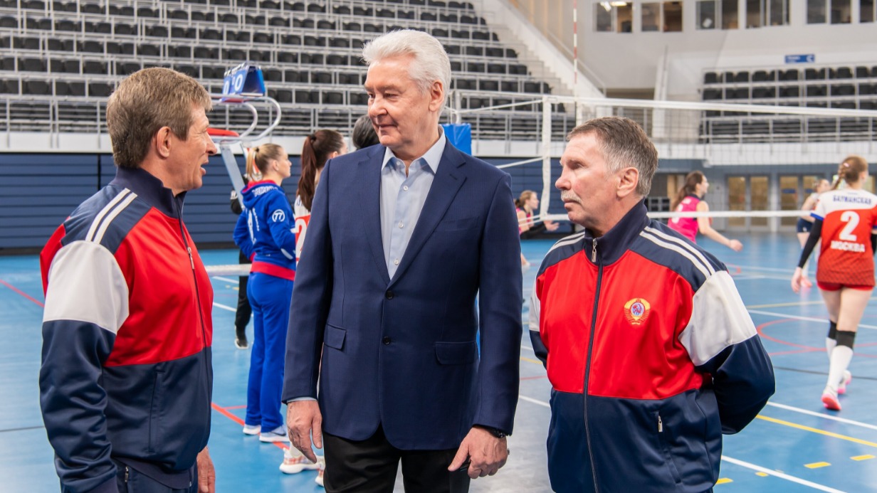 Сергей Собянин (в центре) во время открытия после реконструкции универсального спортивного зала «Дружба»