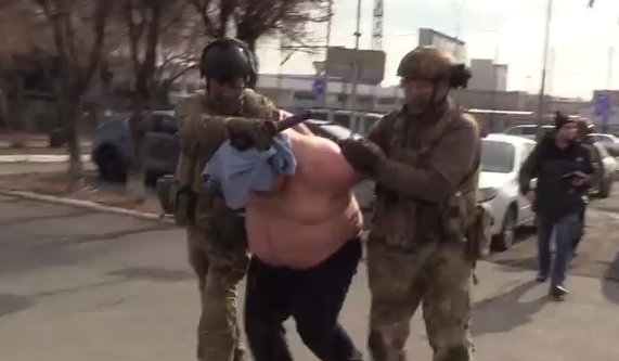 Напавшего с топором на людей мужчину задержали в Хакасии