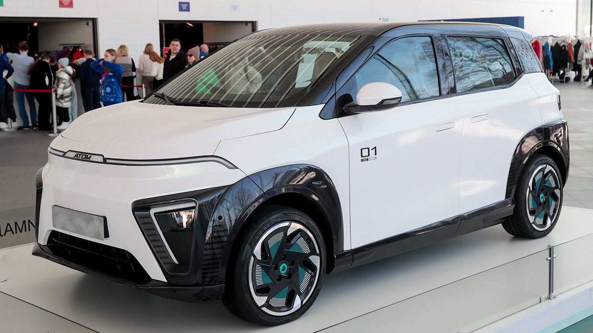 Предсерийный образец российского электромобиля «Атом» проехал по Москве