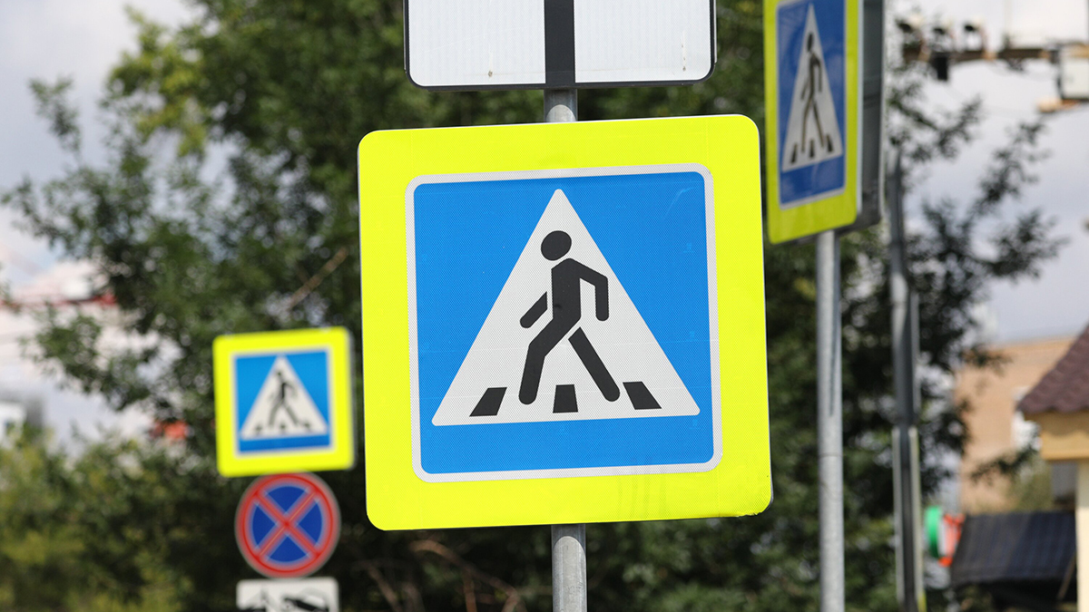 Lexus на полном ходу сбил дорожный знак на Шаболовке в Москве, водитель сбежал