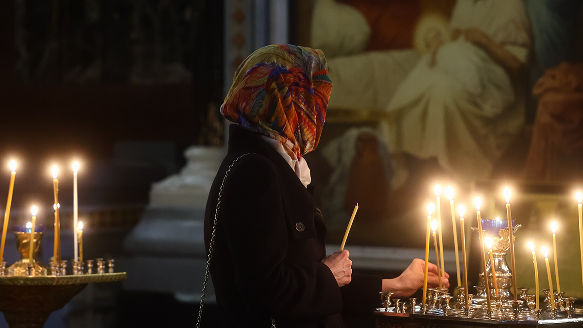 «Помада на богослужении»: священник объяснил, можно ли идти в храм с макияжем