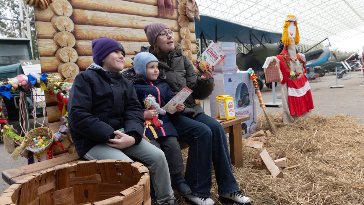 Сотни москвичей отпраздновали последний день Масленицы в Музее Победы