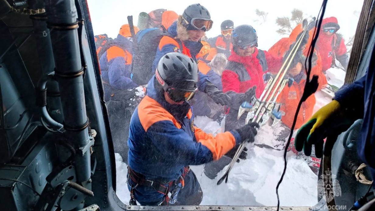 Спасатели нашли тело попавшего под лавину на Камчатке туриста