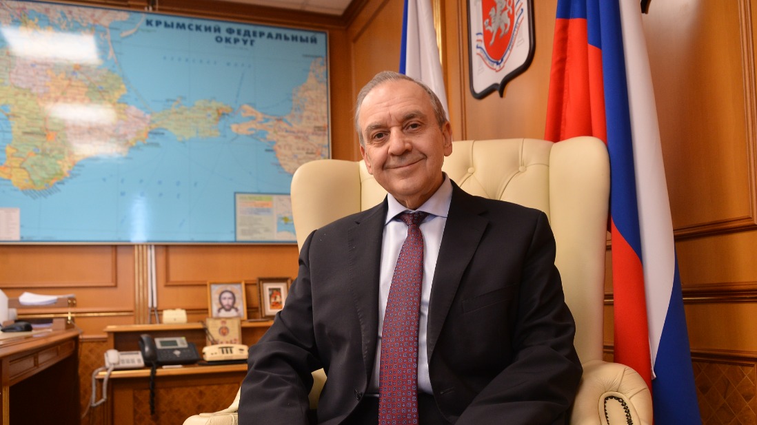 Заместитель председателя Совета министров Республики Крым — постоянный представитель Республики Крым при президенте РФ Георгий Мурадов в своем рабочем кабинете в Москве. Уже через несколько часов его ждет очередная поездка в Крым
