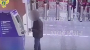 Москвич снял деньги с забытой пассажиром карты на станции «Лианозово»