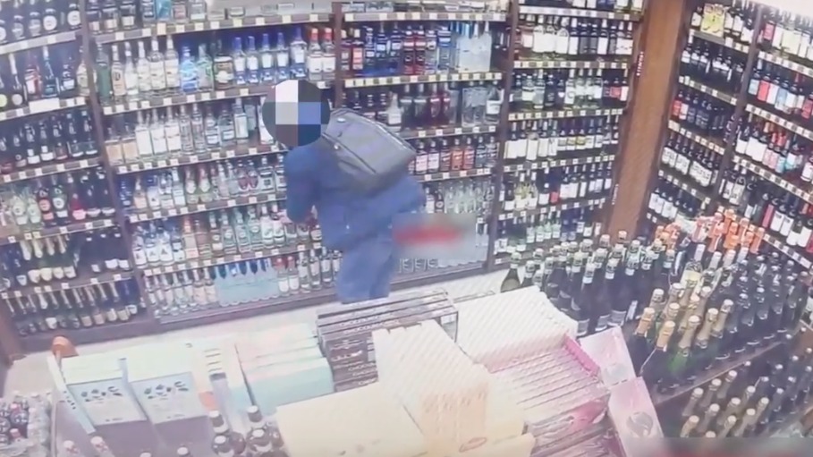 Москвич 24 раза украл алкоголь из магазина на юго-западе столицы. Видео
