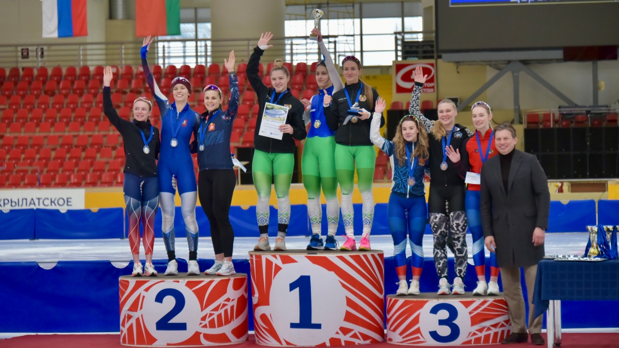 Призеры командного забега среди женщин (слева направо): Елена Еранина, Александра Саютина, Ирина Кузнецова, София Татуревич, Анна Доморацкая, Екатерина Слоева, Алина Ащеулова, Екатерина Константинова, Анастасия Муштакова и президент федерации «Союз конькобежцев России» Николай Гуляев.