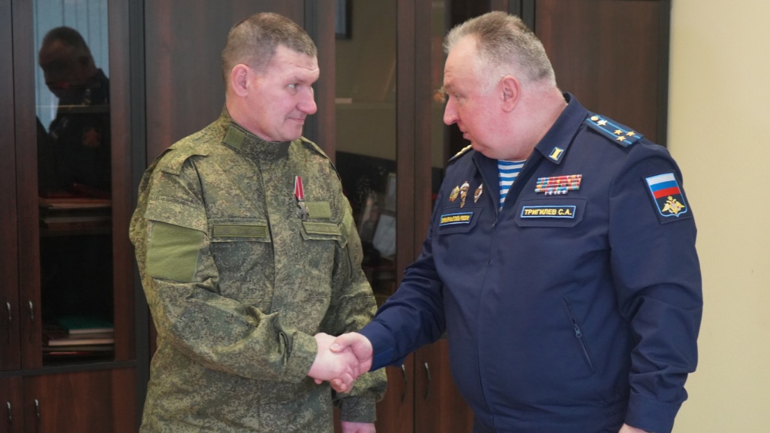 Военный комиссар Преображенского района города Москвы полковник Сергей Тригилев (справа) вручил орден Мужества участнику СВО Сергею Соленову. Боец спас жизнь командира танка «Алеша» Александра Левакова