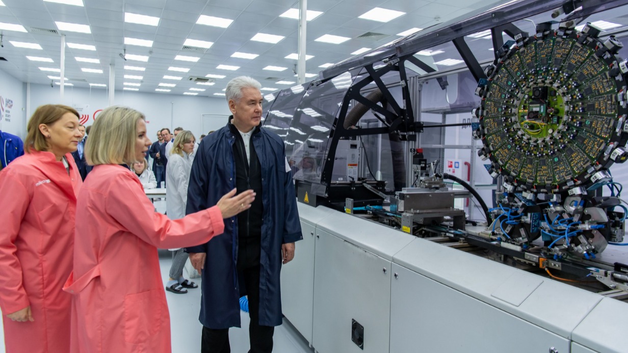 Мэр Москвы Сергей Собянин на открытии линии по корпусированию микросхем для карты «Тройка». На разные столичные производства горожане могут попасть в рамках акции «День без турникетов». В этом году запланировано четыре цикла экскурсий в разные компании и на предприятия