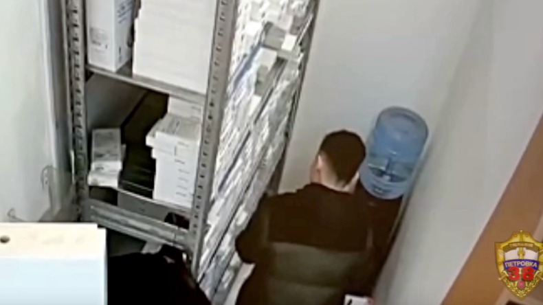 Стажер похитил смартфоны на 780 тысяч рублей из магазина в центре столицы