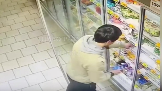 Молодые люди ограбили продуктовый магазин и напали на кассира в Бибиреве