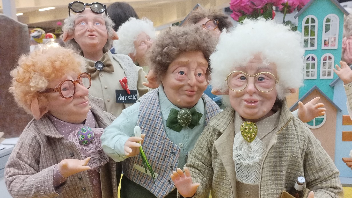 Куклы из коллекции, навеянной проектом «Московское долголетие», представлены на выставке в Москве 