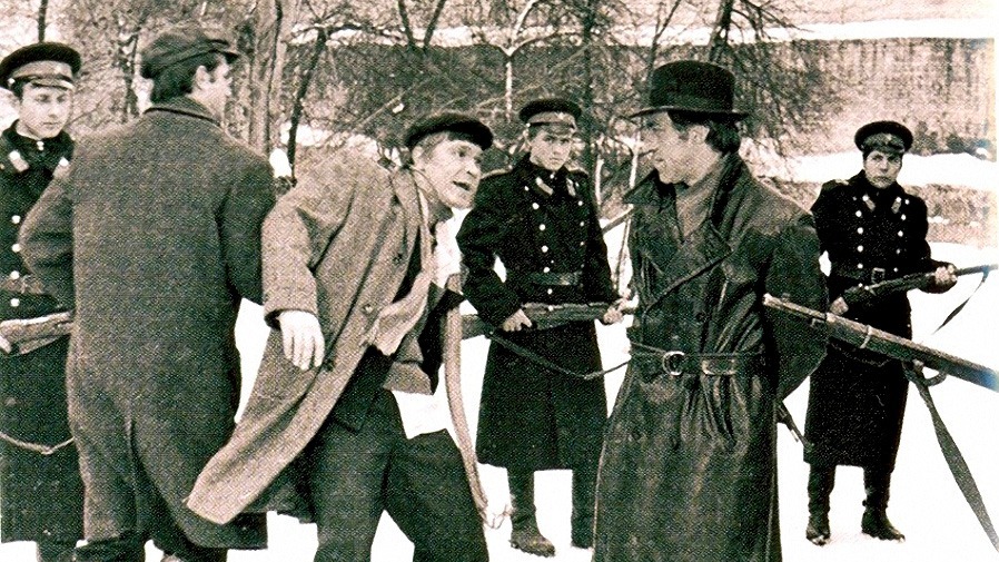 Иван Бортник, сыгравший вора по кличке Промокашка (слева) и Владимир Высоцкий в роли Глеба Жеглова