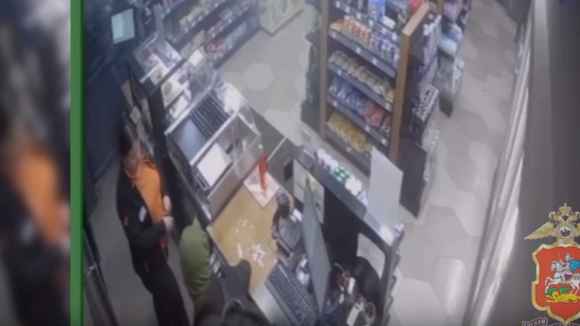 Житель Чехова по заданию мошенников запустил трансляцию и ограбил АЗС