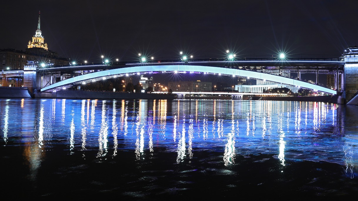 Светомузыкальное шоу на Смоленском метромосту в честь Дня московского транспорта