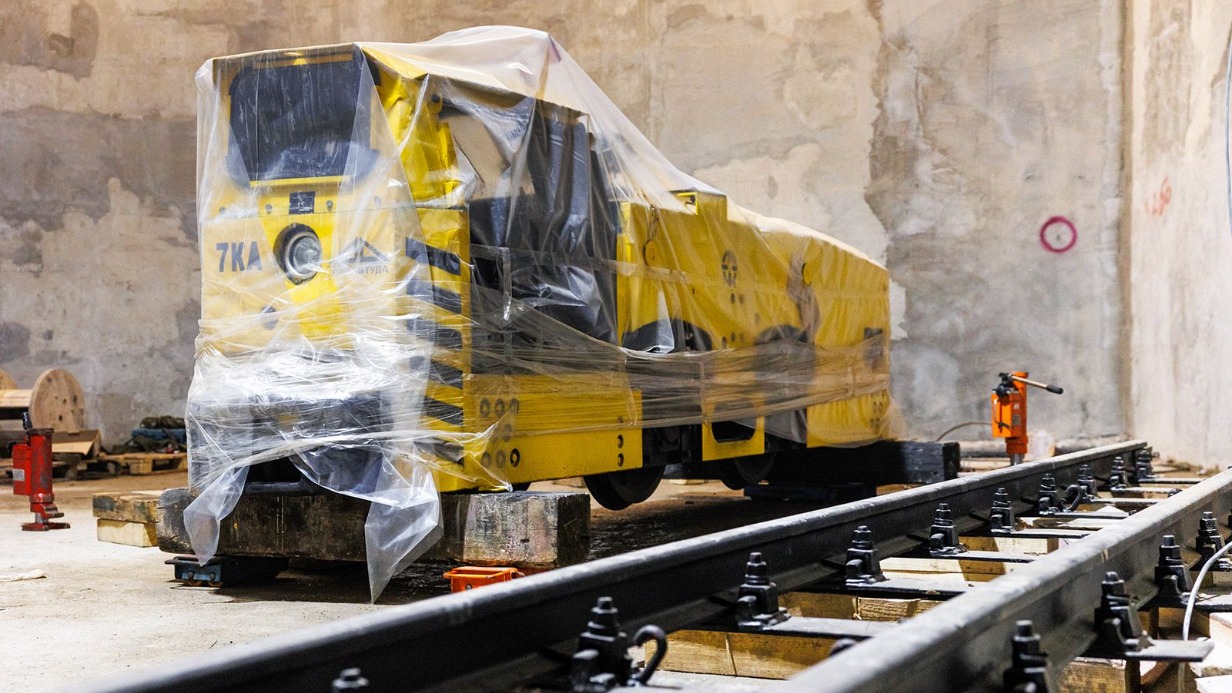 Макет шахтного электровоза установили в Музее транспорта Москвы