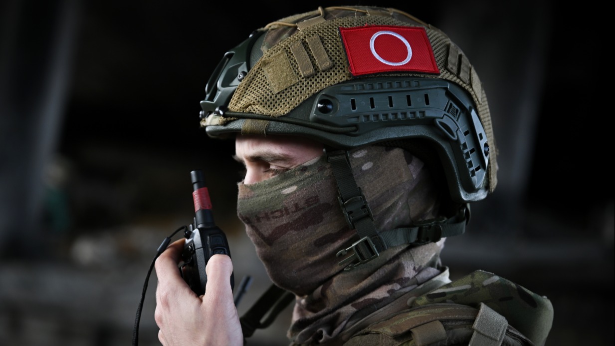 Боец расчета реактивной системы залпового огня БМ-21 «Град» группировки «Центр» готовится нанести удар по опорным пунктам ВСУ на авдеевском направлении