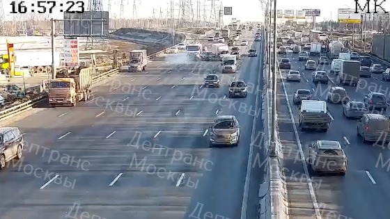 Грузовик столкнулся с легковушкой на МКАД