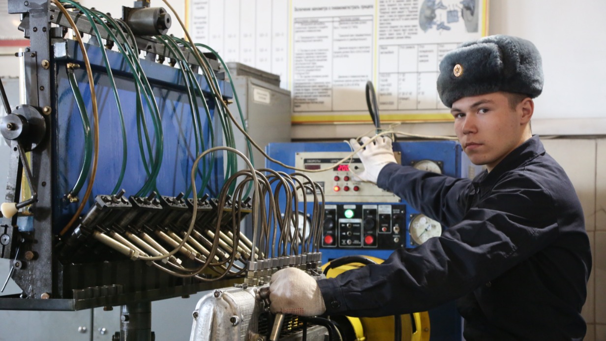 Курсант Омского автобронетанкового инженерного института Никита Никитин работает за установкой, предназначенной для регулировки топливного насоса высокого давления и проверки его работы